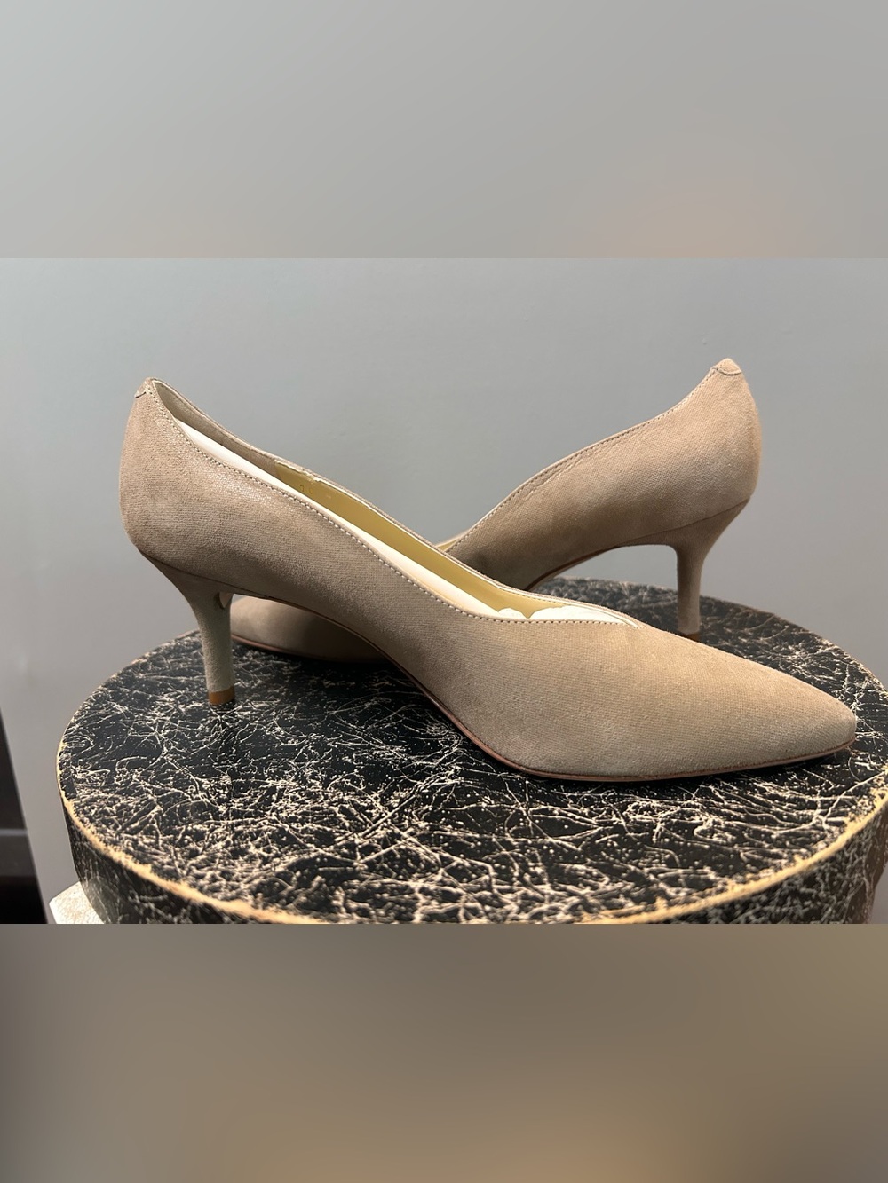 Amalfi by Rangoni Suede Pointed Toe Comfort Pumps Beige Size 10 NEW
